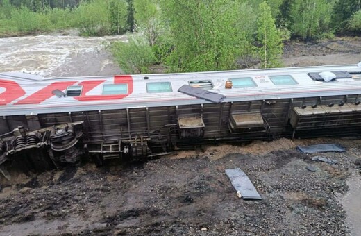 Εκτροχιασμός επιβατικού τρένου στη Ρωσία - Αναφορές για τουλάχιστον οκτώ τραυματίες