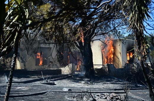 Φωτιά στην Κερατέα: Πολύ δύσκολη η κατάσταση - Έχουν καεί σπίτια, δηλώνει ο δήμαρχος