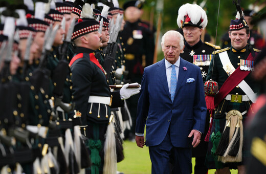 Βασιλιάς Κάρολος: Φόρεσε γραβάτα με την ελληνική σημαία για την «τελετή των κλειδιών» στη Σκωτία
