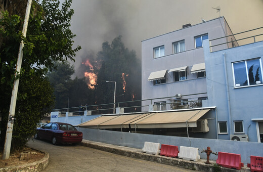 Φωτιά στην Πάτρα: Προσήχθη γυναίκα που απειλούσε ότι θα κάψει το Καραμανδάνειο