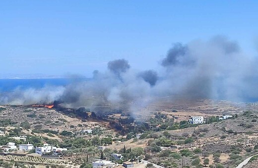 Φωτιά τώρα στη Σύρο - Μήνυμα 112 για εκκένωση από Χρούσα