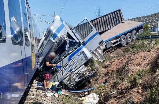 Σύγκρουση φορτηγού με τρένο στην Αυλίδα: Τραυματίστηκαν ελαφρά δύο παιδιά και ένας ενήλικας