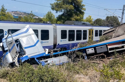 Αυλίδα: Συνελήφθη ο οδηγός του φορτηγού που συγκρούστηκε με τρένο