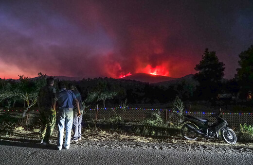 Φωτιά στην Εύβοια: Ολονύχτια μάχη με τις φλόγες - Καίγεται πευκοδάσος