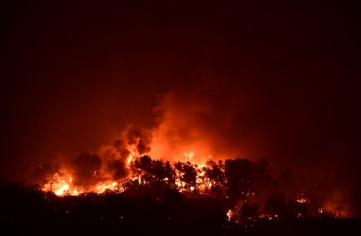 Φωτιά στην Αττική: Πύρινος ανεμοστρόβιλος στο γήπεδο του Διονύσου