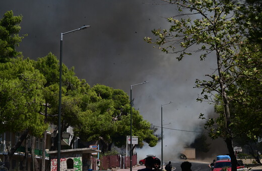 Φωτιά στην Αττική: Προβλήματα με το νερό καταγγέλλουν κάτοικοι που προσπαθούν να σώσουν τα σπίτια