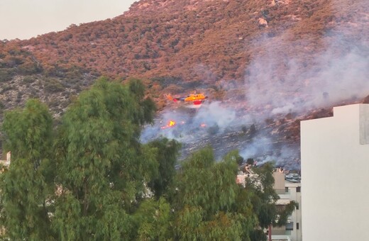 Φωτιά τώρα κοντά σε σπίτια στην Άνω Γλυφάδα