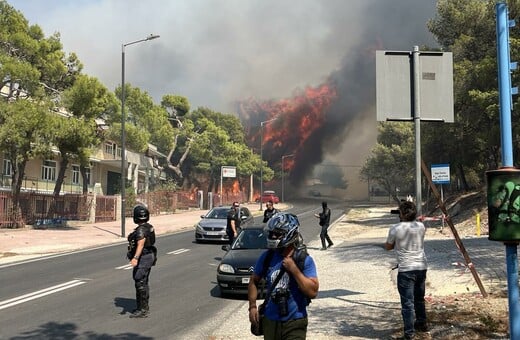 Η Νέα Πεντέλη στις φλόγες 