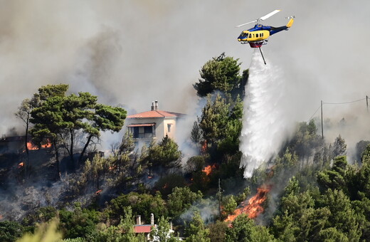 Φωτιά στην Αττική: 32 εναέρια μέσα επιχειρούν με το πρώτο φως