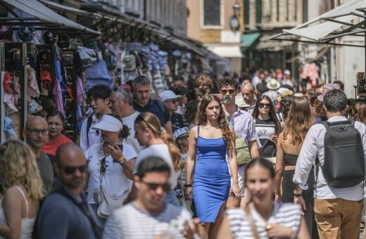 Μεθυσμένοι επισκέπτες και ραγδαία αύξηση των ενοικίων: η ζωή στα τουριστικά hotspots της Ευρώπης