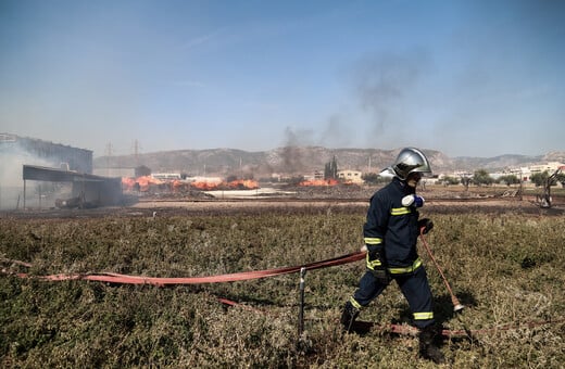 Φωτιά σε εργοστάσιο στα Νεόκτιστα Ασπροπύργου - Εστάλη μήνυμα από το 112