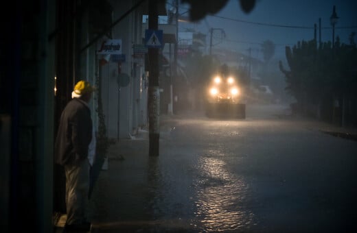 «Ποτάμια» οι δρόμοι του Βόλου μετά από 20 λεπτά βροχής