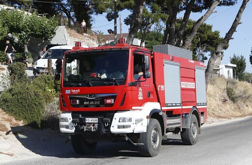 Φωτιά τώρα σε αμαξοστάσιο στη Μάνδρα