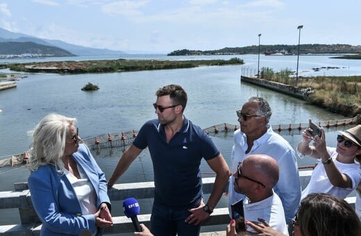 Κασσελάκης στον Βόλο: Η κυβέρνηση είναι υπαίτια για τα νεκρά ψάρια που κατέληξαν στον Παγασητικό