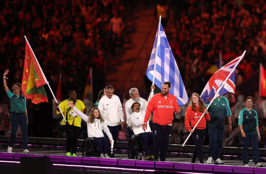 Παραολυμπιακοί Αγώνες: Σταματοπούλου και Τσαπατάκης μπαίνουν με την ελληνική σημαία στο Stade de France