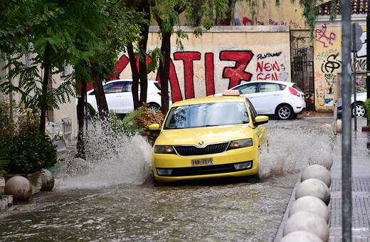 Κακοκαιρία ΑΤΕΝΑ: Ζευγάρι ανέβηκε στην οροφή αυτοκινήτου, επιβάτες λεωφορείου εγκλωβίστηκαν από τα ορμητικά νερά