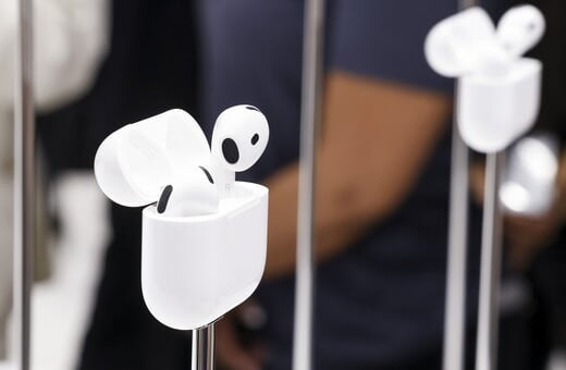 Τα νέα AirPods μειώνουν την ένταση για να συνομιλείτε με τους γύρω σας- Αλλά μήπως είναι αγένεια;