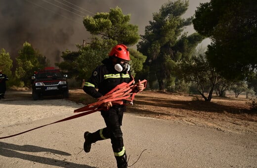 Ξυλόκαστρο: Μαίνεται η μεγάλη φωτιά στα Ροζενά – Ήχησε το 112