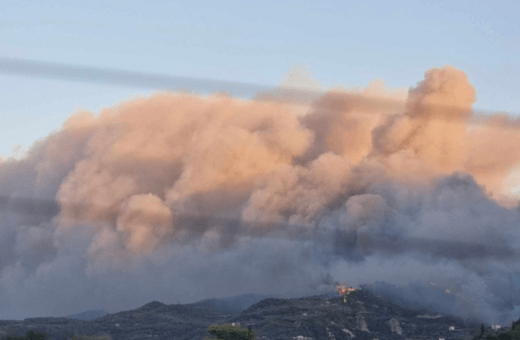 Ανεξέλεγκτη η φωτιά στο Ξυλόκαστρο- Κάηκε πυροσβεστικό όχημα, έκτακτη σύσκεψη Κικίλια