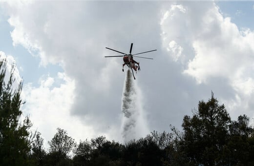 Μαίνεται η φωτιά στο Ξυλόκαστρο - Ενισχύθηκαν οι δυνάμεις της Πυροσβεστικής