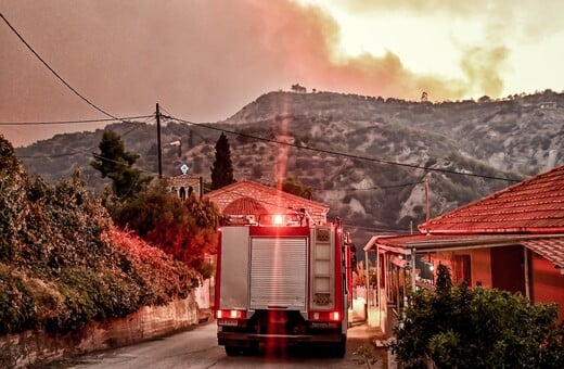 Ανεξέλεγκτη η φωτιά στο Ξυλόκαστρο - Μάχη με τις αναζοπυρώσεις