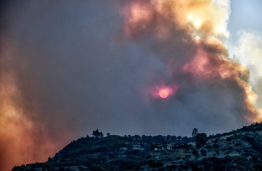 Φωτιά στο Ξυλόκαστρο: Εκκενώνονται ακόμη τέσσερις οικισμοί με 112 