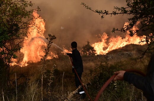 Σε εξέλιξη η φωτιά στο Ξυλόκαστρο: Διάσπαρτες εστίες σε όλη την περίμετρο 