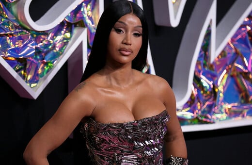 Cardi B: Η οργισμένη απάντηση στα σχόλια περί πλαστικής μετά την τρίτη εγκυμοσύνη