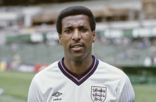 Viv Anderson: Το ιστορικό ντεμπούτο του πρώτου μαύρου παίκτη της Αγγλίας και η ανεξίτηλη μάχη του με τον ρατσισμό