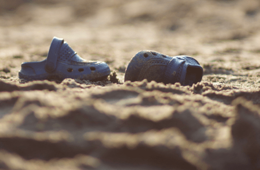 Σχολεία στις ΗΠΑ απαγορεύουν τα Crocs- Οι λόγοι που το κάνουν