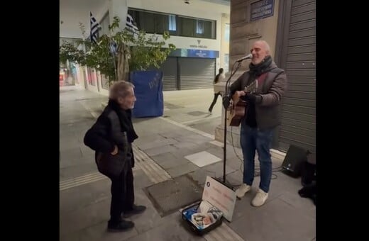 Ο Σταύρος Ξαρχάκος ακούει πλανόδιο μουσικό να παίζει το «Ήτανε μια φορά» και συγκινείται