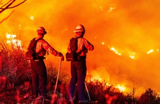 Η μεγάλη φωτιά που καίει στο Μαλιμπού μέσα από 10 φωτογραφίες