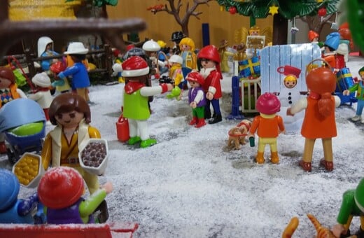 Χριστουγεννιάτικο χωριό με Playmobil από συλλέκτη χομπίστα μας ξανακάνει παιδιά