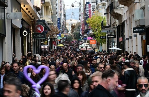 Ανοικτά, σήμερα, τα μαγαζιά: Κορυφώνεται η κίνηση στην εορταστική αγορά