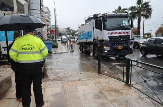 Άλιμος: «Το φορτηγό της ΕΥΔΑΠ κρατάει το καπάκι του φρεατίου για να μην εκτιναχθεί»