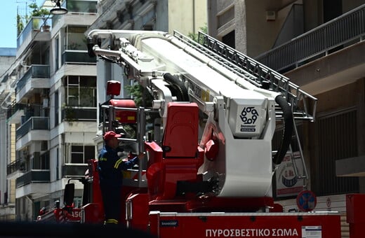 Φωτιά στα Εξάρχεια: Καίγεται εγκαταλελειμμένο κτίριο 