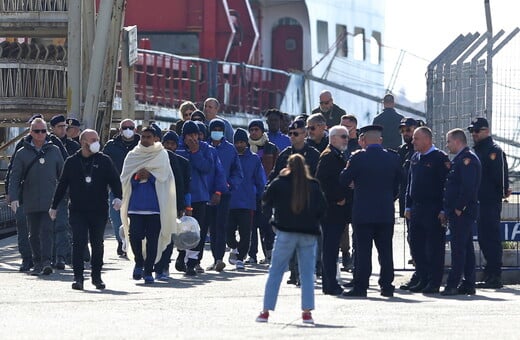 Η Ιταλία στέλνει 49 πρόσφυγες στην Αλβανία σε μια προσπάθεια επανεκκίνησης του αμφιλεγόμενου σχεδίου της