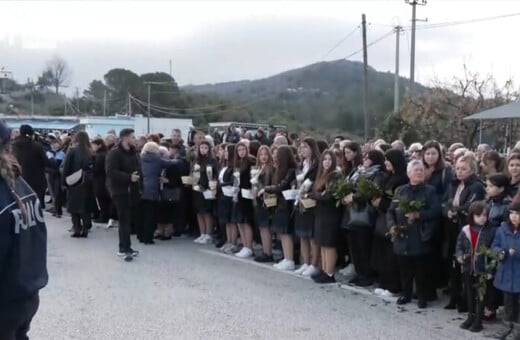 Κόσμος αποχαιρετά το σκήνωμα του Αρχιεπισκόπου Αλβανίας Αναστάσιου στο μεθοριακό σταθμό της Κακαβιάς