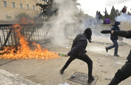 Επεισόδια στο Σύνταγμα - Μολότοφ στο προαύλιο της Βουλής