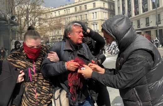 Τέμπη - Επεισόδια στην Αθήνα: Τραυματίστηκε ο φωτορεπόρτερ Ορέστης Παναγιώτου