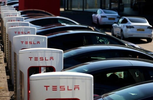 Νέα «βουτιά» για τη μετοχή της Tesla - Πτώση 50% από το ιστορικό υψηλό της 