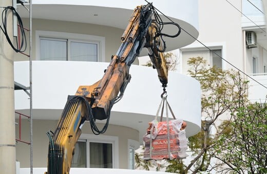 Βούλα: Γερανοφόρο όχημα έπεσε σε ηλεκτροφόρα καλώδια - Ένα άτομο χωρίς τις αισθήσεις του