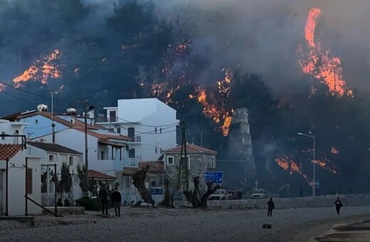 Φωτιά στη Σάμο: Επιχειρούν δεκάδες πυροσβέστες και εθελοντές