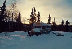 Αλάσκα: Γιατί τουρίστες ρισκάρουν τη ζωή τους για να επισκεφθούν ένα λεωφορείο