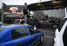 Drive-in συναυλία στην Αυστραλία: Τραγουδούσαν όλοι μαζί μέσα από τα αυτοκίνητα