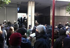 Τώρα: Διαδήλωση έξω από το Υπουργείο Οικονομικών για τη βίλα Αμαλία