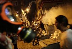 Σμύρνη: Έβαλαν φωτιά στα γραφεία του κόμματος του Ερντογάν