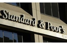 Η Standard & Poor’s υποβάθμισε σε Β- το αξιόχρεο της Ελλάδας