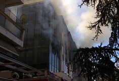 Στις φλόγες κτίριο της εφορίας στη Λάρισα - Επιχείρηση της Πυροσβεστικής