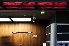 Bloomberg: Οι επενδυτές φεύγουν από την Ελλάδα